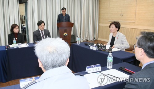 진선미 장관, 아이돌보미 아동학대 관련 간담회(서울=연합뉴스) 진선미 여성가족부 장관이 3일 오후 서울 금천구 건강가정다문화가족지원센터에서 '아동학대 예방 대책 마련을 위한 현장 간담회'를 열고 발언하고 있다. 이날 진 장관은 최근 발생한 아이돌보미 아동학대 사건에 관해 사과했다. [여성가족부 제공] photo@yna.co.kr