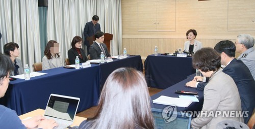 진선미 장관, 아이돌보미 아동학대 관련 간담회(서울=연합뉴스) 진선미 여성가족부 장관이 3일 오후 서울 금천구 건강가정다문화가족지원센터에서 '아동학대 예방 대책 마련을 위한 현장 간담회'를 열고 발언하고 있다. 이날 진 장관은 최근 발생한 아이돌보미 아동학대 사건에 관해 사과했다. [여성가족부 제공] photo@yna.co.kr