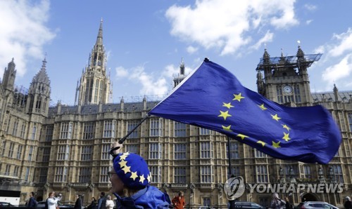 지난 3월 25일 영국 런던의 브렉시트 반대 시위에서 한 시민이 유럽연합기를 흔들고 있다.[AP=연합뉴스]