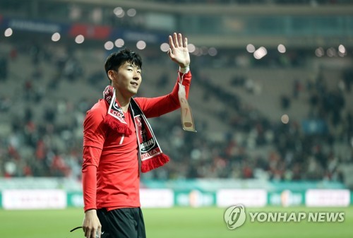 응원 감사합니다(서울=연합뉴스) 박동주 기자 = 26일 서울월드컵경기장에서 열린 대한민국 축구대표팀과 콜롬비아와의 평가전이 끝난후 손흥민이 그라운드를 돌고 있다. 2019.3.26 pdj6635@yna.co.kr