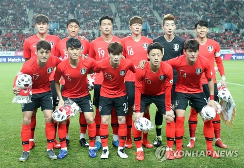승리를 향해(서울=연합뉴스) 박동주 기자 = 26일 서울월드컵경기장에서 열린 대한민국 축구대표팀과 콜롬비아와의 평가전에 앞서 대한민국 선수들이 기념촬영하고 있다. 2019.3.26 pdj6635@yna.co.kr