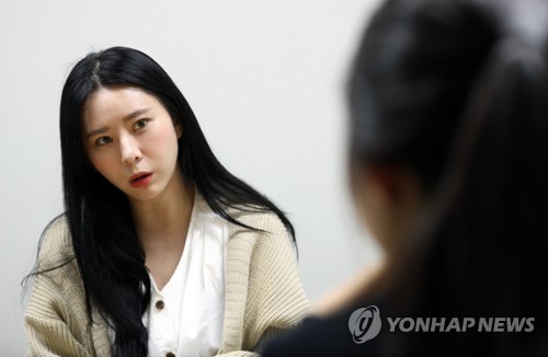 배우 윤지오 씨 인터뷰(서울=연합뉴스) 박동주 기자 = 배우 고 장자연 씨 사건에 대한 증언을 이어가고 있는 동료 배우 윤지오 씨가 4일 오후 서울 시내 모처에서 연합뉴스 취재진과 인터뷰하고 있다. 2019.4.5 pdj6635@yna.co.kr