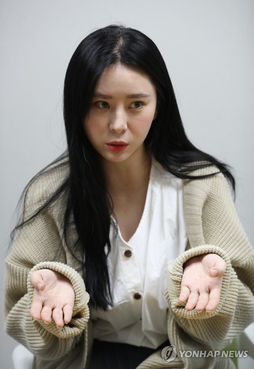 배우 윤지오 씨 인터뷰(서울=연합뉴스) 박동주 기자 = 배우 고 장자연 씨 사건에 대한 증언을 이어가고 있는 동료 배우 윤지오 씨가 4일 오후 서울 시내 모처에서 연합뉴스 취재진과 인터뷰하고 있다. 2019.4.5 pdj6635@yna.co.kr