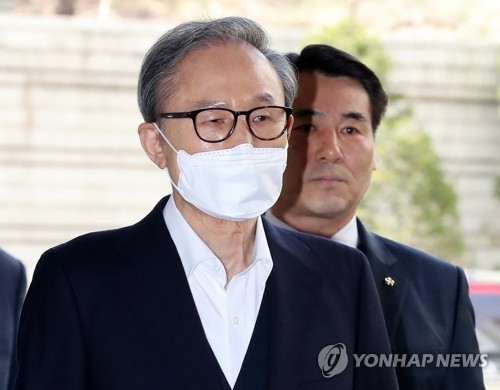 항소심 공판 출석하는 MB(서울=연합뉴스) 임헌정 기자 = 이명박 전 대통령이 5일 오후 서울 서초구 서울고등법원에서 열린 항소심 속행공판에 출석하며 법정으로 향하고 있다. 2019.4.5 kane@yna.co.kr
