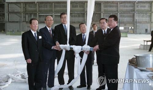 아버지 조중훈 회장, 형제들과 함께한 조양호 회장(서울=연합뉴스) 조양호 한진그룹 회장이 8일 새벽(한국시간) 미국 현지에서 숙환으로 별세했다고 대한항공이 밝혔다. 사진은 1996년 12월 '김포 대한항공 빌딩'의 상량식에서 아버지 조중훈 회장 등 그룹 관계자들과 함께한 조양호 회장. (왼쪽부터) 황창학 한진 부회장, 이근수 한진해운 부회장, 조양호 한진그룹 당시 부회장, 조중훈 회장, 조남호 당시 한진건설 사장, 조수호 당시 한진해운 사장. 2019.4.8 [연합뉴스 자료사진]