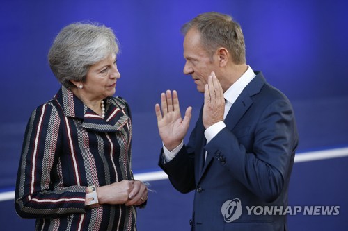 메이 영국 총리와 투스크 EU 정상회의 상임의장 [EPA=연합뉴스]