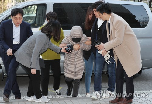 영장심사 받는 '영아학대' 아이돌보미(서울=연합뉴스) 이지은 기자 = 생후 14개월 된 영아를 학대한 혐의를 받는 아이돌보미 김모씨가 8일 오전 서울 양천구 서울남부지방법원에서 열린 영장실질심사에 출석하고 있다. 
8 jieunlee@yna.co.kr
