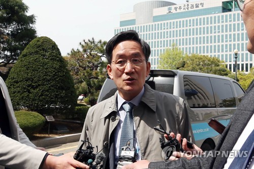 '전두환 불출석' 홀로 법정나온 정주교 변호사(광주=연합뉴스) 천정인 기자 = 전두환 전 대통령의 사자 명예훼손 사건 공판준비기일이 열린 8일 오후 광주지법에 전씨의 변호인인 정주교 변호사가 홀로 법원에 나와 취재진의 질문에 답변하고 있다. 2019.4.8 iny@yna.co.kr