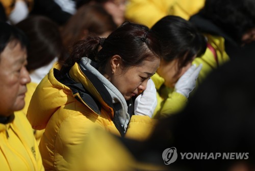 지난 3월 17일 서울 광화문광장 세월호 천막에서 열린 이안식에서 눈물을 흘리는 유족