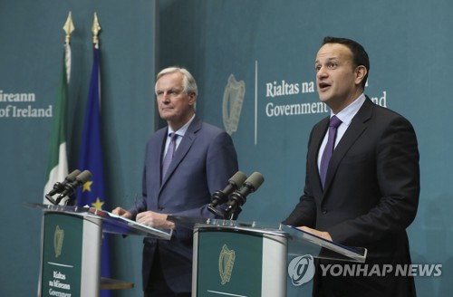 미셸 바르니에(왼쪽) EU 브렉시트 협상 수석대표와 레오 바라드카르 아일랜드 총리 [AP=연합뉴스]