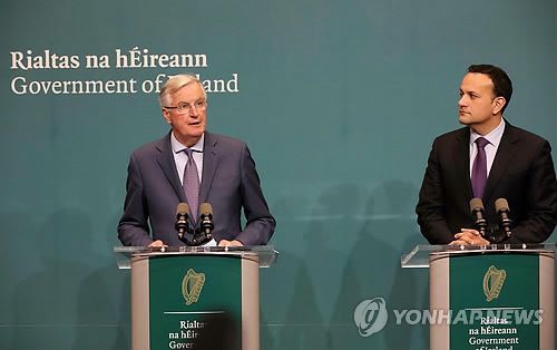 기자회견하는 EU 브렉시트 협상대표와 아일랜드 총리(더블린 AFP=연합뉴스) 미셸 바르니에(왼쪽) 유럽연합(EU) 브렉시트 협상 수석대표와 레오 바라드카르 아일랜드 총리가 8일(현지시간) 아일랜드 더블린에서 브렉시트 관련 논의를 마친 뒤 공동 기자회견을 하고 있다. 바르니에 대표는 오는 10일 예정된 EU 브렉시트 특별정상회의에 앞서 의견 조율을 위해 아일랜드를 방문했다. leekm@yna.co.kr