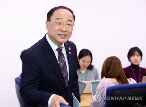 기자실 방문한 홍남기 경제부총리(세종=연합뉴스) 진성철 기자 = 홍남기 경제부총리가 10일 세종시 정부세종청사 기획재정부 기자실을 찾아 밝은 표정으로 자리에 앉고 있다. 2019.4.10 zjin@yna.co.kr