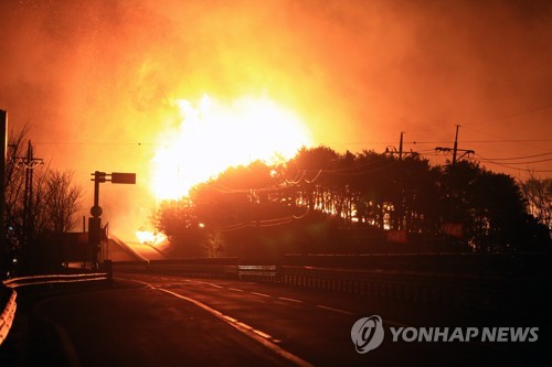 산불의 맹렬한 기세(고성=연합뉴스) 이종건 기자 = 지난 4일 오후 7시 17분 강원 고성군 토성면 원암리에서 발생한 산불이 확산하면서 맹렬한 기세로 타오르고 있다. 사진은 4일 저녁 토성면 천진리까지 진출한 산불 모습. 2019.4.5 momo@yna.co.kr