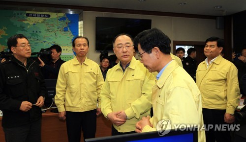속초시 재난상황실 찾은 경제부총리(속초=연합뉴스) 이종건 기자 = 홍남기 경제부총리가 7일 속초시청 재난상황실을 방문해 최문순 강원지사를 비롯해 김한근 강릉시장, 심규언 동해시장, 김철수 속초시장, 이경일 고성군수 등 산불피해 지역 자치단체장들과 대화를 나누고 있다. 2019.4.7 momo@yna.co.kr