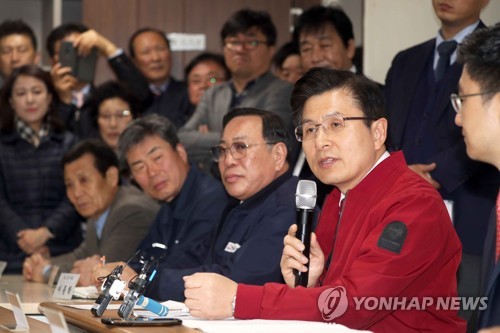 황교안 대표 부산 조선 업체 간담회(부산=연합뉴스) 조정호 기자 = 자유한국당 황교안 대표가 11일 오후 부산 영도구 깡깡이 생활문화센터에서 조선기자재·선박 수리 업체 대표들과 간담회를 하고 있다. 2019.4.11 ccho@yna.co.kr