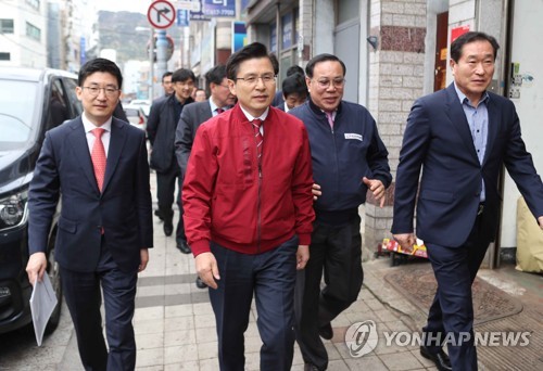 부산 민생탐방 나선 황교안(부산=연합뉴스) 조정호 기자 = 자유한국당 황교안 대표가 11일 오후 부산 영도구 깡깡이 마을에서 김세연 의원 등과 함께 수리조선소로 이동하고 있다. 2019.4.11    ccho@yna.co.kr