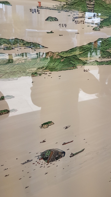 세월호 침몰의 그날 
    (서울=연합뉴스) 방현덕 기자 = 약 4년 8개월간 서울 광화문광장을 지킨 세월호 천막이 떠난 자리 12일 서울시의 추모시설인 '기억·안전 전시공간'이 문을 열었다. 사진은 시설 내부에 전시된 세월호 침몰 장면을 담은 그림. 2019.4.12
    banghd@yna.co.kr
(끝)