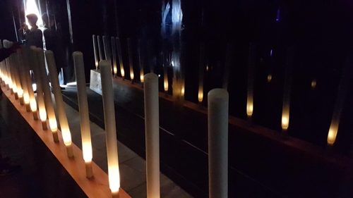 세월호 참사를 추상화한 추모 작품 
    (서울=연합뉴스) 방현덕 기자 = 약 4년 8개월간 서울 광화문광장을 지킨 세월호 천막이 떠난 자리 12일 서울시의 추모시설인 '기억·안전 전시공간'이 문을 열었다. 사진은 시설 내부에 전시된 추모작품으로 빛이 반투명 봉 위로 올라오는 구조다. 2019.4.12
    banghd@yna.co.kr
(끝)