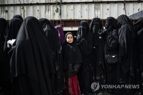 시리아 북동부 알홀 캠프에 수용된 이라크·시리아 여성들    [AFP=연합뉴스]