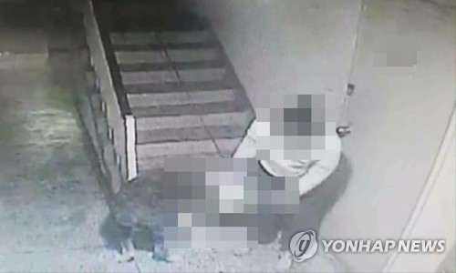 부산 한 아파트 복도에서 대형견이 30대 남성을 공격[부산경찰청 제공]