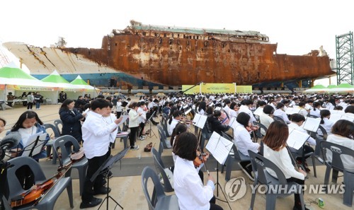 1천명 학생이 연주하는 세월호 추모곡(목포=연합뉴스) 박철홍 기자 = 세월호 5주기를 며칠 앞둔 12일 오후 전남 목포신항에 거치된 세월호 앞에서 전남 20개 시군의 드림오케스트라 1천명 어린이 단원이  4·16합창단과 함께 추모음악회를 개최하고 있다. 2019.4.12 pch80@yna.co.kr
