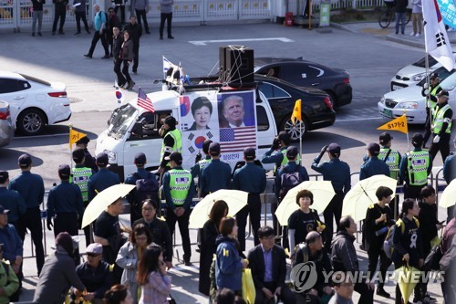 세월호 5주기 추모행사…보수단체와 충돌 없어(서울=연합뉴스) 임헌정 기자 = 세월호 참사 5주기를 사흘 앞둔 13일 오후 서울 종로구 광화문 광장에서 추모행사가 펼쳐지는 가운데 태극기 집회를 마친 보수단체 참가자들이 행사장 주변을 행진하고 있다. 2019.4.13 kane@yna.co.kr