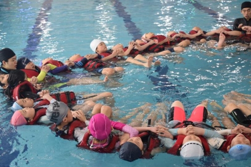 경기 시흥국민체육센터 수영장에서 진행 중인 산현초 3학년 생존수영 수업 모습. [촬영 이영주]