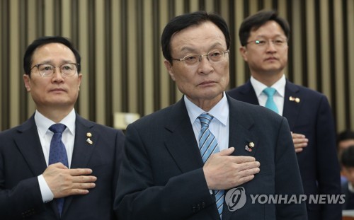 국기에 대한 경례하는 이해찬(서울=연합뉴스) 하사헌 기자 = 더불어민주당 이해찬 대표와 홍영표 원내대표가 27일 국회에서 열린 정책의원총회에서 국기에 대한 경례를 하고 있다. 2019.2.27 toadboy@yna.co.kr