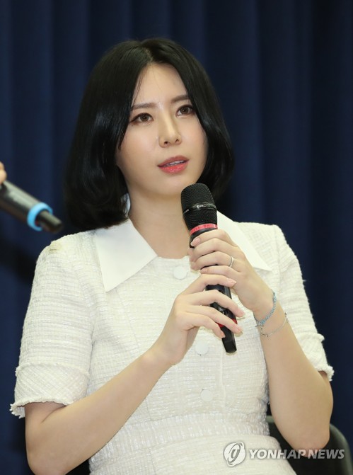 북콘서트에서 인사말하는 윤지오(서울=연합뉴스) 하사헌 기자 = 고 장자연 씨를 둘러싼 성 접대 강요 사건 증언자인 동료 배우 윤지오 씨가 14일 오후 국회 의원회관에서 열린 자신의 책 '13번째 증언' 북 콘서트에 참석해 인사말을 하고 있다.. 윤 씨는 책에 자신이 목격한 고 장자연씨 사건 관련 내용을 담았다. 2019.4.14 toadboy@yna.co.kr