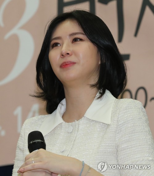 윤지오 눈물 글썽(서울=연합뉴스) 하사헌 기자 = 고 장자연 씨를 둘러싼 성 접대 강요 사건 증언자인 동료 배우 윤지오 씨가 14일 오후 국회 의원회관에서 열린 자신의 책 '13번째 증언' 북 콘서트에 참석해 인사말을 하다 눈물을 글썽이고 있다.  윤 씨는 책에 자신이 목격한 고 장자연씨 사건 관련 내용을 담았다. 2019.4.14 toadboy@yna.co.kr