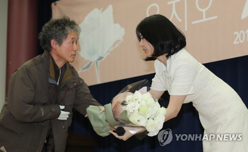 꽃다발 받는 윤지오(서울=연합뉴스) 하사헌 기자 = 고 장자연 씨를 둘러싼 성 접대 강요 사건 증언자인 동료 배우 윤지오 씨가 14일 오후 국회 의원회관에서 열린 자신의 책 '13번째 증언' 북 콘서트에서 꽃다발을 받고 있다. 윤 씨는 책에 자신이 목격한 고 장자연씨 사건 관련 내용을 담았다. 2019.4.14 toadboy@yna.co.kr