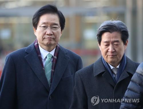 김영석 전 해수부 장관(왼쪽)과 윤학배 전 차관[연합뉴스 자료사진]