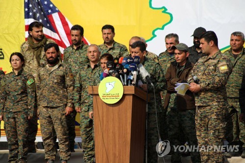 지난달 시리아 오마르유전에 있는 기지에서 IS 격퇴전 승리를 선언하는 시리아민주군(SDF)    [EPA=연합뉴스]