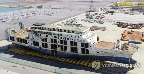 세월호는 일어섰지만…(목포=연합뉴스) 천정인 기자 = 세월호 참사 5주기를 하루 앞둔 15일 전남 목포신항에 인양돼 있는 세월호 곳곳에 참사의 흔적이 남아있다.