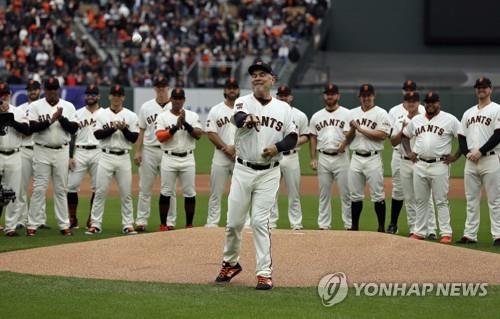 시구하는 보치 감독[AP=연합뉴스]