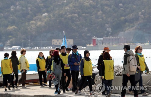 세월호 5주기, 팽목항 바람길 걷기(진도=연합뉴스) 최재구 기자 = 세월호 5주기인 16일 사고해역과 인접해 사고 수습 활동이 있었던 전라남도 진도군 팽목항 일대에서 추모객들이 '바람길 걷기' 행사에 참여해 팽목항 주변을 걷고 있다. 2019.4.16 jjaeck9@yna.co.kr