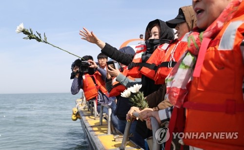 세월호 5주기(진도=연합뉴스) 정회성 기자 = 세월호 참사 5주기를 맞은 16일 단원고등학교 희생자 유가족이 전남 진도 맹골수도 인근 사고해역을 찾아 헌화하고 있다.