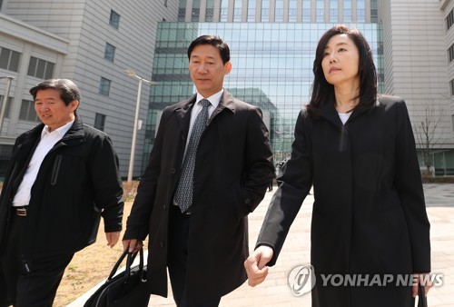 법원 나서는 조윤선 전 정무수석(서울=연합뉴스) 김도훈 기자 = 세월호 참사 5주기인 16일 오후 서울 송파구 서울동부지방법원에서 열린 '세월호 특별조사위원회 업무방해 사건' 공판에 출석한 조윤선 전 청와대 정무수석(오른쪽)이 재판이 정회된 뒤 남편인 박성엽 변호사와 청사를 나서고 있다.
    왼쪽은 윤학배 전 해수부 차관.  2019.4.16 superdoo82@yna.co.kr