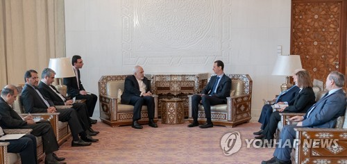 다마스쿠스 방문한 자리프 이란 외무장관(중앙 왼쪽) 일행 면담하는 아사드 시리아 대통령(중앙 오른쪽)     [AFP=연합뉴스]
