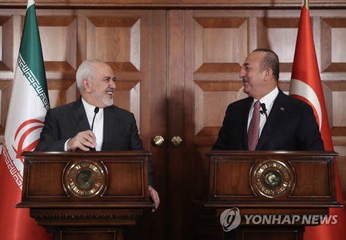 앙카라에서 공동 기자회견하는 차우쇼을루 터키 외무장관(오른쪽)과 자리프 이란 외무장관    [EPA=연합뉴스]