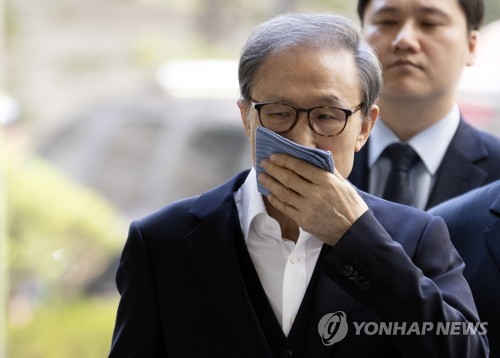 입 막은 채 출석하는 이명박(서울=연합뉴스) 윤동진 기자 = 횡령과 뇌물수수 등 혐의로 1심에서 실형을 선고받은 이명박 전 대통령이 12일 오후 서울 서초동 중앙지법에서 열린 항소심 속행 공판에 출석하고 있다. 2019.4.12 mon@yna.co.kr