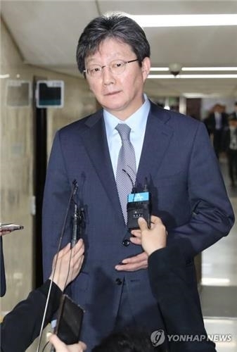 질문에 답하는 유승민 의원
(서울=연합뉴스) 하사헌 기자 = 바른미래당 유승민 의원이 18일 국회에서 열린 의원총회가 끝난 후 회의실을 나와 기자들의 질문에 답하고 있다.2019.4.18
toadboy@yna.co.kr
(끝)