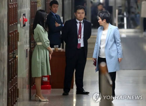 의총 입장 두고 고성 오갔던 이언주 의원(서울=연합뉴스) 김인철 기자 = 당원권 1년 정지 처분을 받은 바른미래당 이언주 의원이 18일 여의도 국회에서 열린 의원총회 참관을 마치고 있다. 이 의원은 회의 시작에 앞서 의총장 진입을 막는 당직자들과 몸싸움을 벌이기도 했다. 2019.4.18 yatoya@yna.co.kr