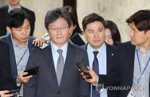 회의장 들어서는 유승민 의원
    (서울=연합뉴스) 이진욱 기자 = 18일 국회에서 열린 바른미래당 의원총회에 유승민 의원이 들어서고 있다. 2019.4.18
    cityboy@yna.co.kr
(끝)