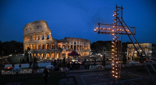 부활절을 앞둔 성금요일인 19일(현지시간) 예수의 마지막 시간을 기억하는 의식인 '십자가의 길'이 열린 이탈리아 로마의 콜로세움 주변 [ANSA통신]