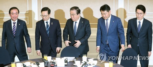 자유한국당 빠진 여·야 원내대표 회동(서울=연합뉴스) 김현태 기자 = 11일 국회 본청 귀빈식당에서 열린 문희상 국회의장과 여ㆍ야 원내대표 회동에서 참석자들이 자리에 앉고 있다. 왼쪽부터 민주평화당 장병완 원내대표, 더불어민주당 홍영표 원내대표, 문 의장, 바른미래당 김관영 원내대표, 정의당 윤소하 원내대표. 자유한국당 나경원 원내대표는 당의 지방일정으로 불참했다. 2019.3.11 mtkht@yna.co.kr