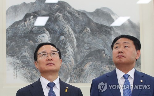 동상이몽(서울=연합뉴스) 김인철 기자 = 더불어민주당 홍영표 원내대표(왼쪽)와 바른미래당 김관영 원내대표가 15일 오전 여의도 국회 운영위원장실에서 열린 여야 3당 원내대표 회동에서 자유한국당 나경원 원내대표의 모두발언을 듣고 있다. 2019.4.15 yatoya@yna.co.kr