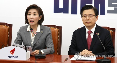 최고위원회의에서 발언하는 나경원(서울=연합뉴스) 김주형 기자 = 자유한국당 나경원 원내대표(왼쪽)가 22일 오전 국회에서 열린 최고위원회의에서 발언하고 있다. 2019.4.22 kjhpress@yna.co.kr