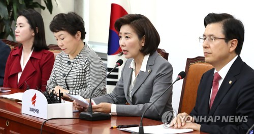 최고위원회의에서 발언하는 나경원(서울=연합뉴스) 김주형 기자 = 자유한국당 나경원 원내대표(왼쪽 세번째)가 22일 오전 국회에서 열린 최고위원회의에서 발언하고 있다. 2019.4.22 kjhpress@yna.co.kr