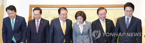 자리로 향하는 문 의장과 여야5당 원내대표들(서울=연합뉴스) 김주형 기자 = 문희상 국회의장과 여야5당 원내대표들이 22일 오전 의장 접견실에서 열린 회동에서 기념촬영을 마친 뒤 자리로 향하고 있다.
    왼쪽부터 바른미래당 김관영, 더불어민주당 홍영표, 문 의장, 자유한국당 나경원, 민주평화당 장병완, 정의당 윤소하 원내대표. 2019.4.22 kjhpress@yna.co.kr